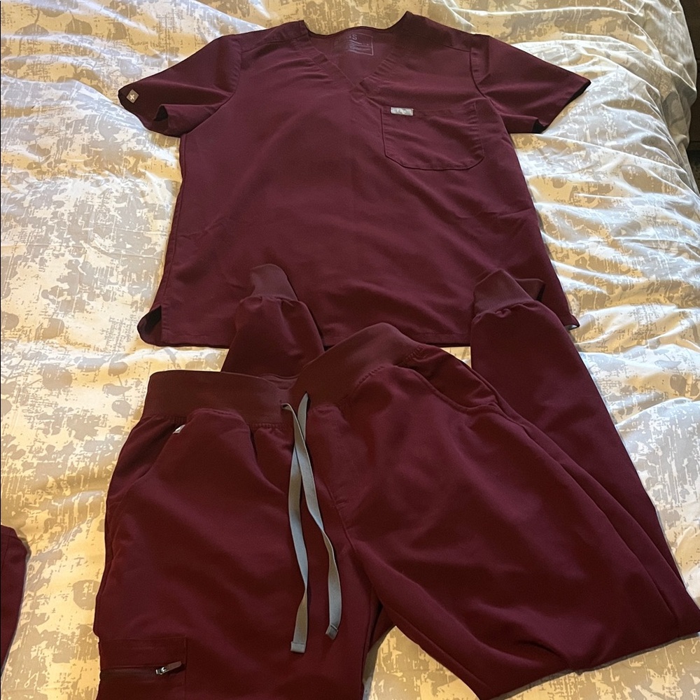 Figs Burgundy Scrub Top & Bottoms Size Small